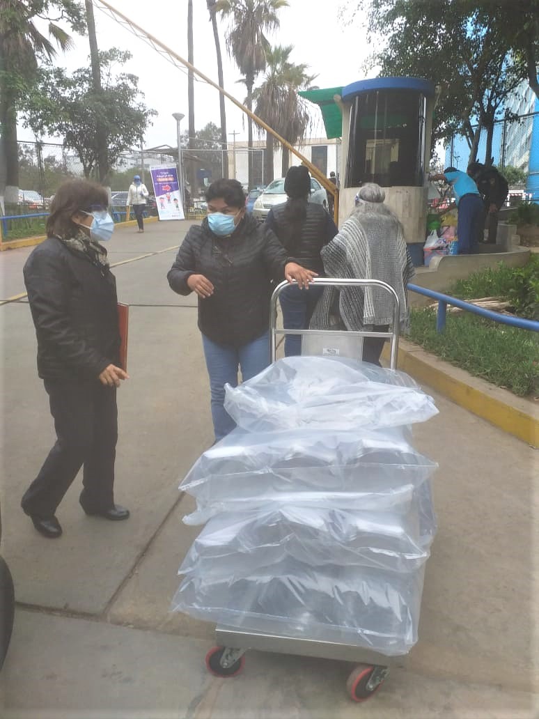 Los protectores fueron donados al hospital Rebagliati para uso del personal de salud.