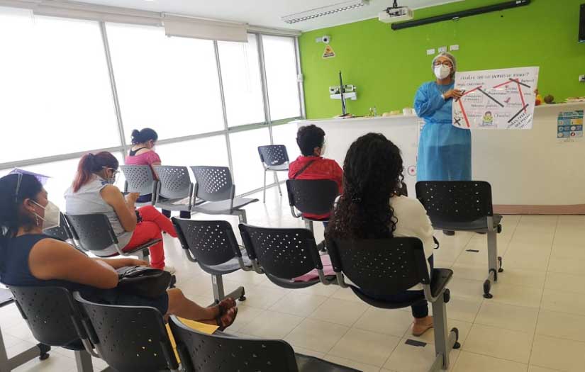 La campaña incluye información sobre la prevención del cáncer de mama y cuello uterino para promover cambios en el conocimiento, actitud y comportamiento hacia estas enfermedades en la población.