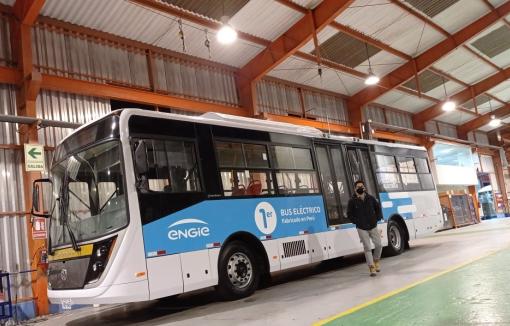En la planta de MODASA en Lurín, nuestro estudiante posa junto al bus eléctrico desarrollado por esta empresa metalmecánica y Engie, una de las más importantes generadoras de energía en el Perú.