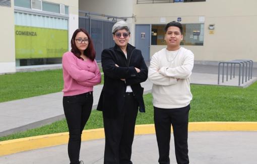 Nuestros estudiantes Valeria Tam y Max Surco y nuestra docente Ruth Manzanares, directora del Grupo de Investigación Giadips.
