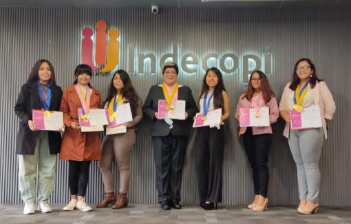 Flanqueando a nuestra docente Ruth Manzanares, jóvenes investigadoras de UPN que tuvieron una destacada participación en KIWIE 2021.