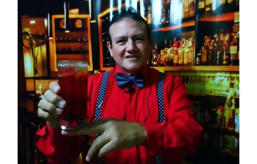 Docente Orlando Ávila señala que la comisión organizadora del Bicentenario evalúa vender su macerado de quina en botellas. (Foto: andina.pe)