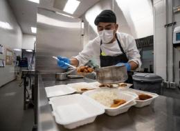 La inocuidad alimentaria implica condiciones y prácticas que salvaguardan la calidad y sanidad de los alimentos.